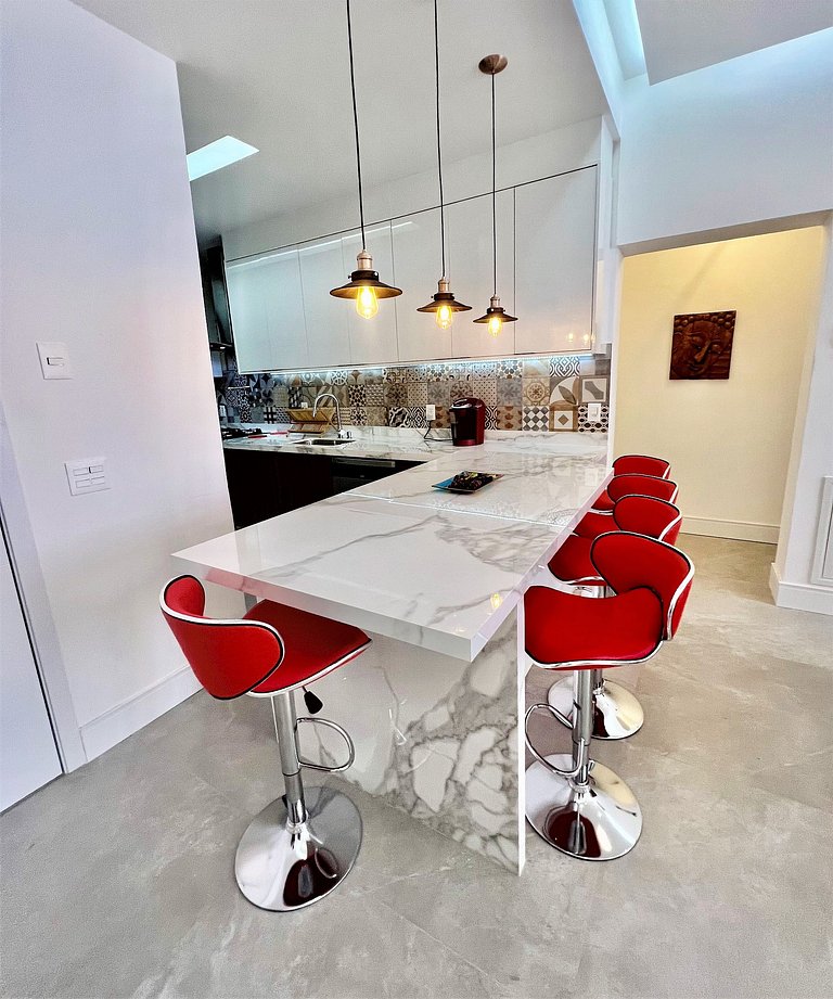 Luxury apartment 1 block from the beach