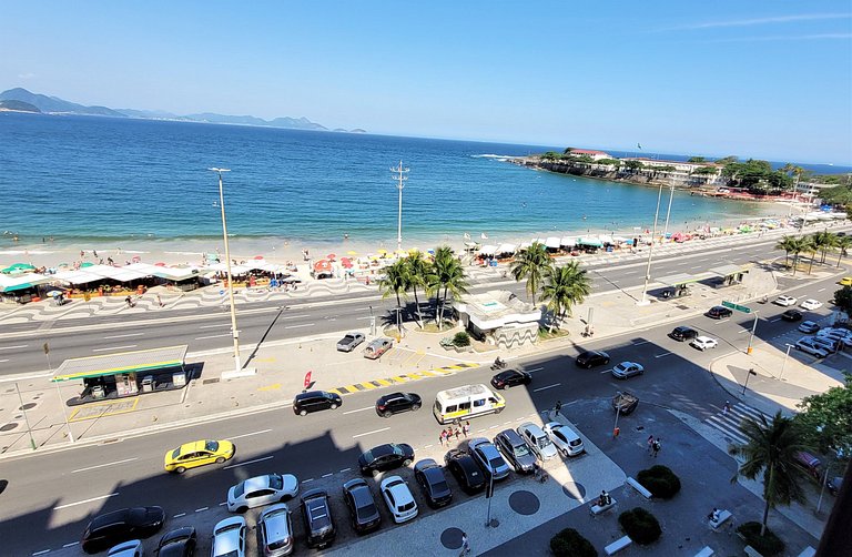 Prédio emblemático em frente mar C113B