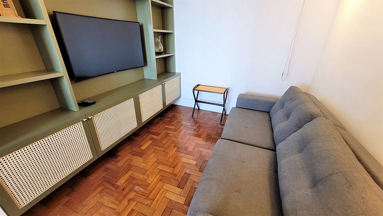 Prédio emblemático em frente mar C113B