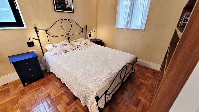 Prédio emblemático em frente mar C113B