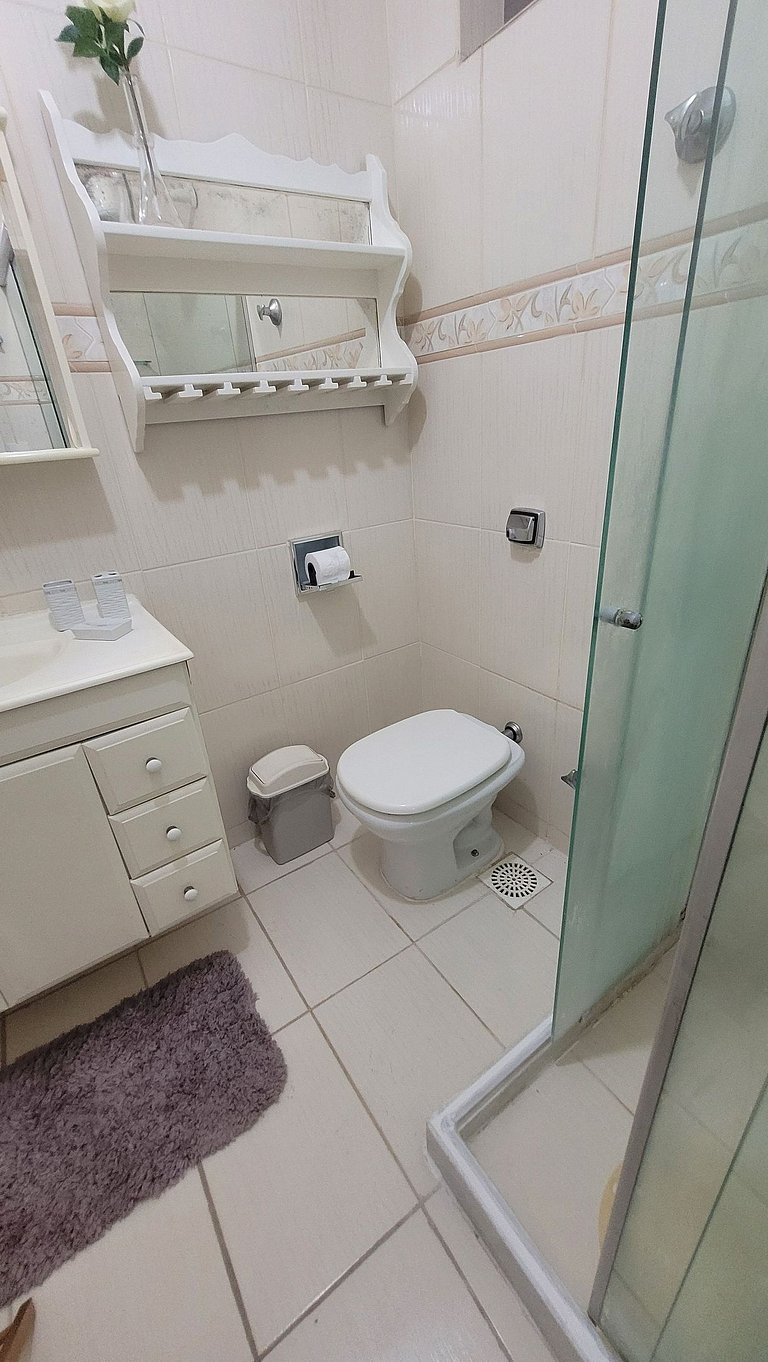 Cozy apartment 2 blocks from Copacabana beach