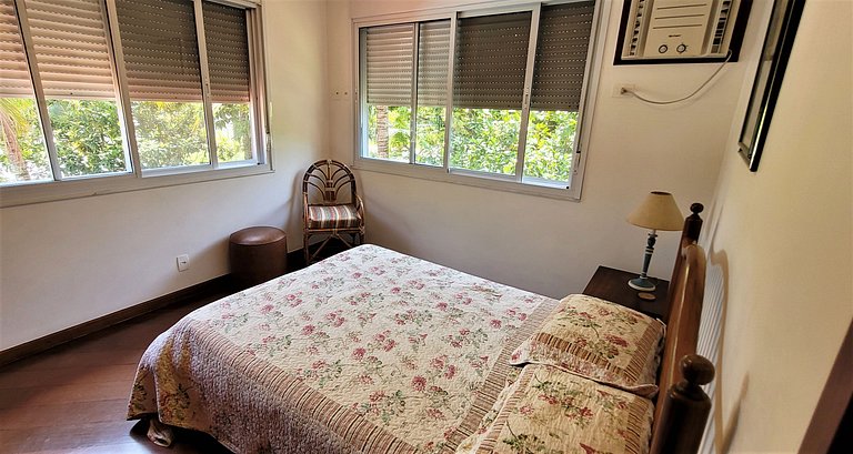 Linda casa em condominio particular