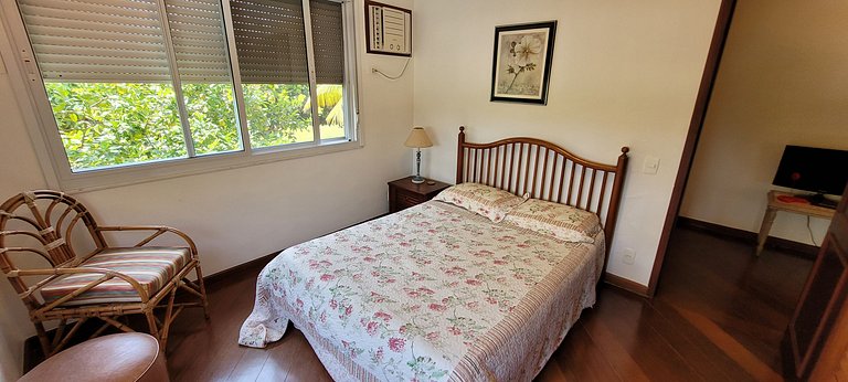 Linda casa em condominio particular