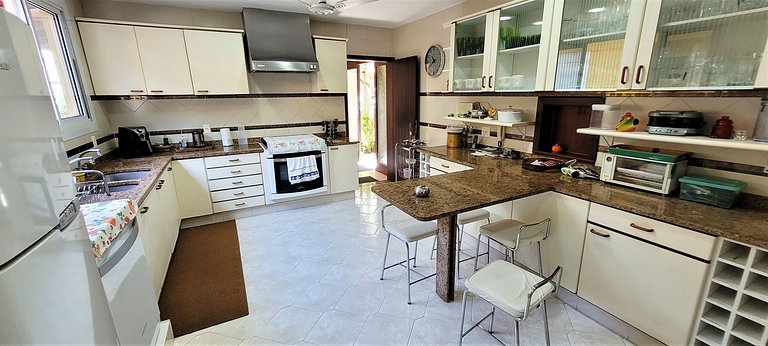 Linda casa em condominio particular