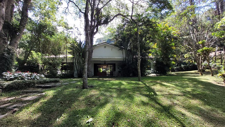 Casa de montanha com piscina e muito verde
