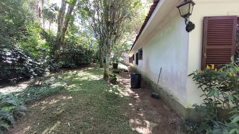 Casa de montanha com piscina e muito verde