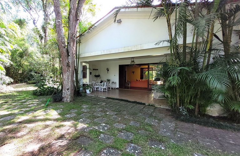 Casa de montanha com piscina e muito verde
