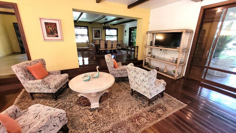 Casa de montanha com piscina e muito verde