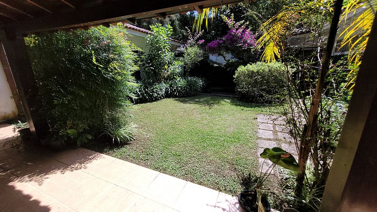 Casa de montanha com piscina e muito verde