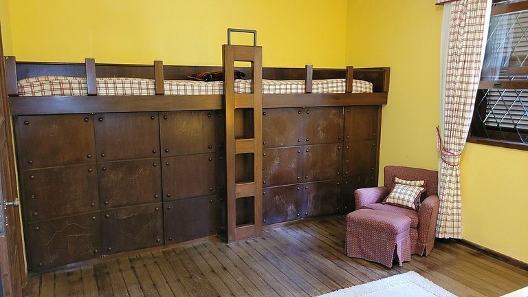 Casa de montanha com piscina e muito verde