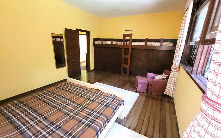 Casa de montanha com piscina e muito verde