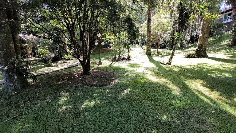 Casa de montanha com piscina e muito verde