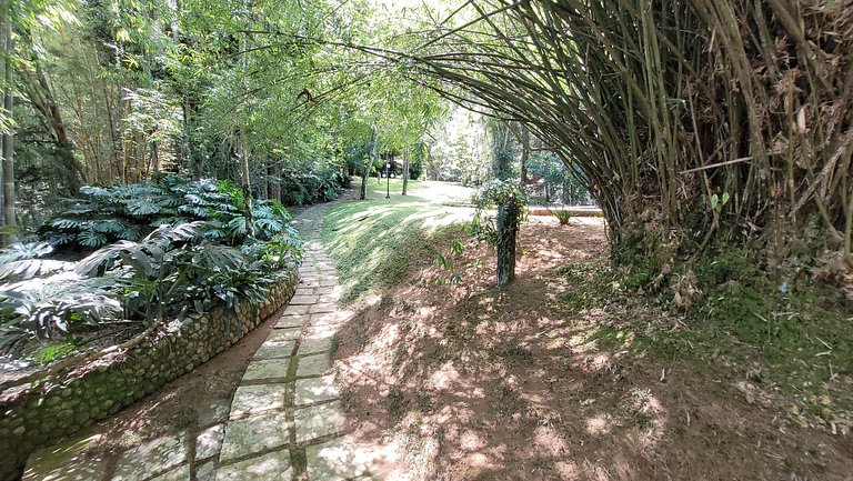 Casa de montanha com piscina e muito verde