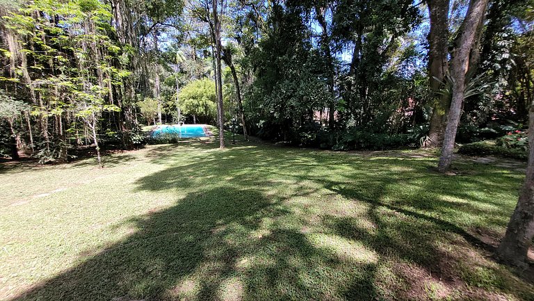 Casa de montanha com piscina e muito verde