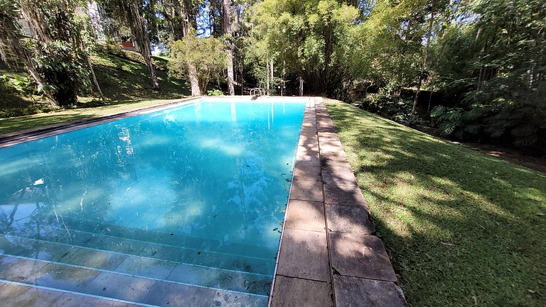 Casa de montanha com piscina e muito verde
