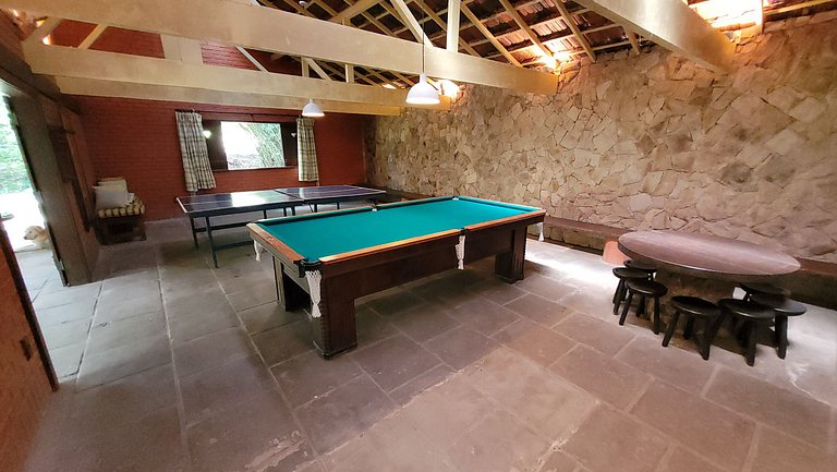 Casa de montanha com piscina e muito verde