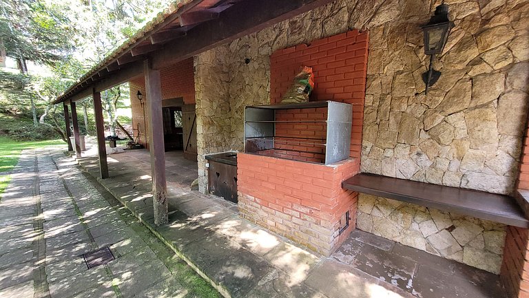 Casa de montanha com piscina e muito verde