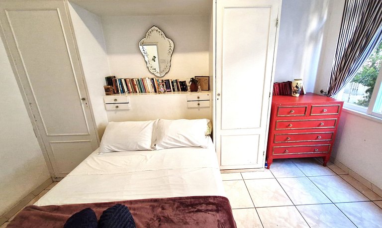 Quarto e sala 2 quadras da praia
