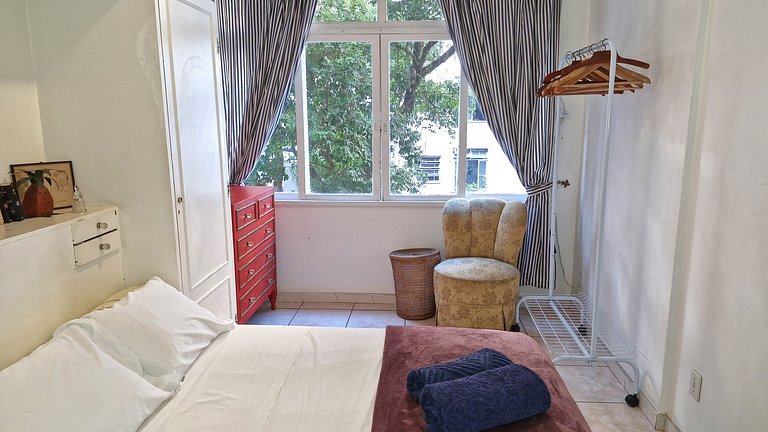 Quarto e sala 2 quadras da praia