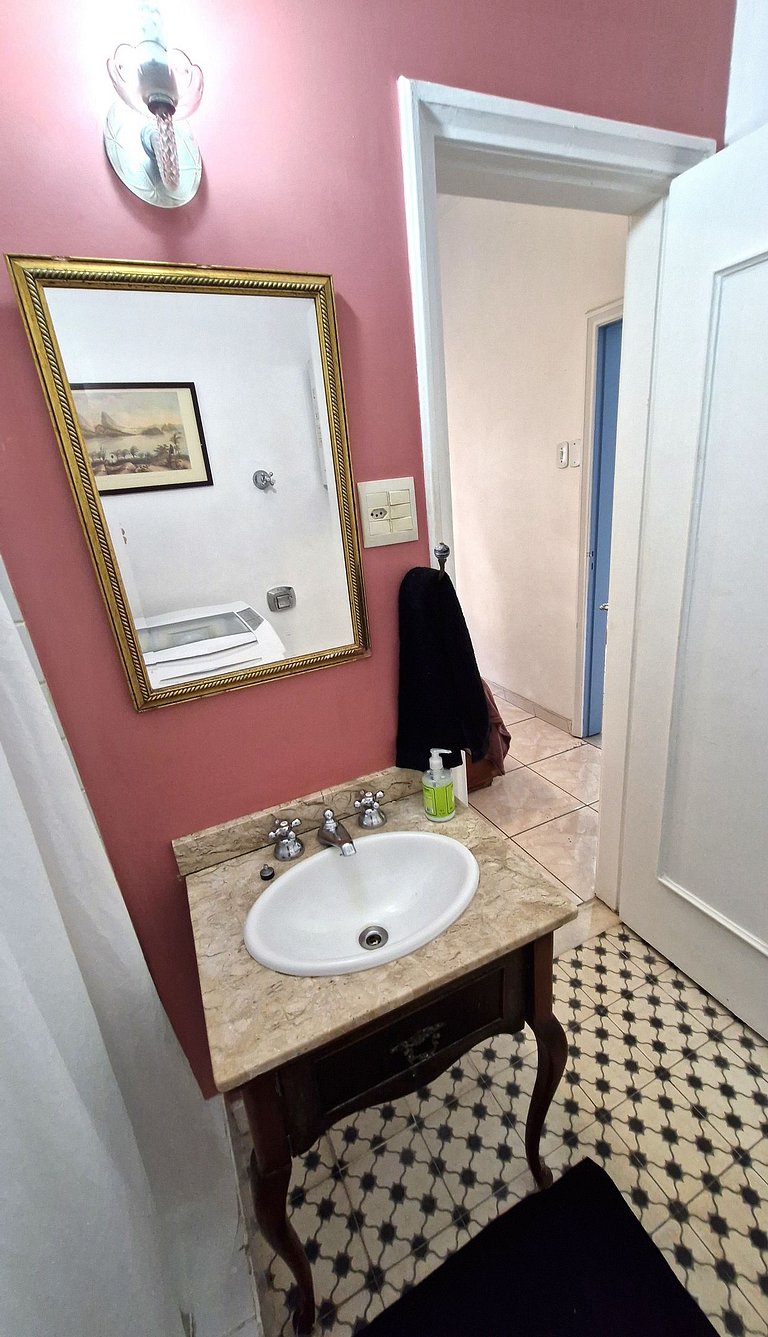 Quarto e sala 2 quadras da praia