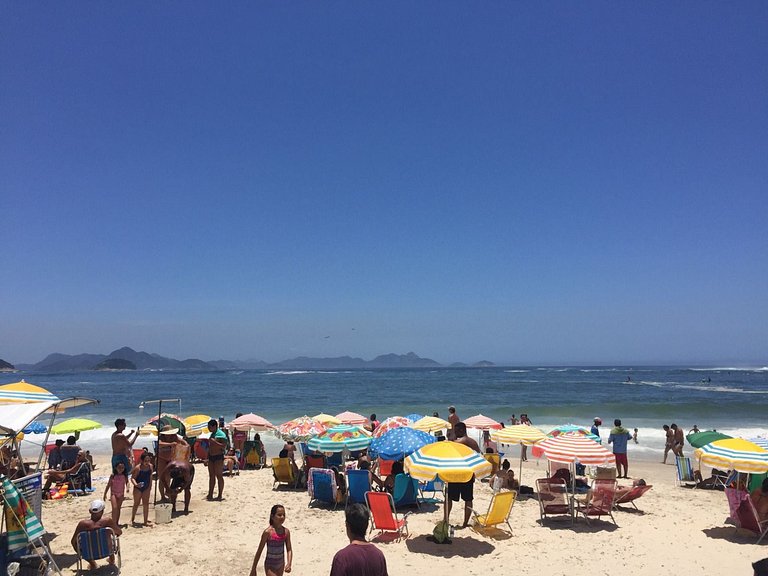 Prédio emblemático em frente mar C113B