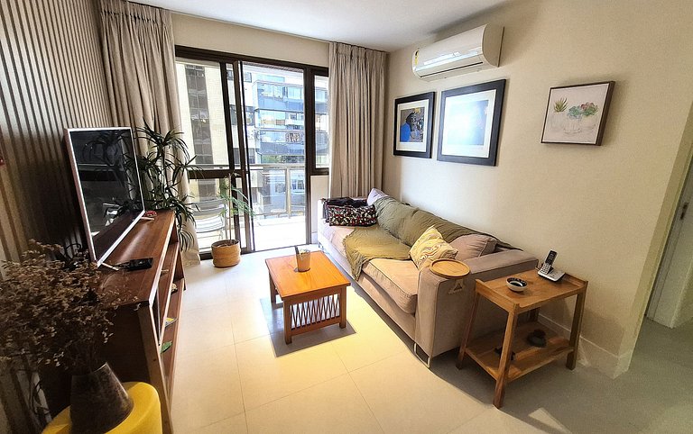 Seafront flat with services