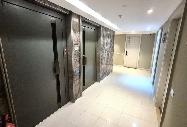 Seafront flat with services
