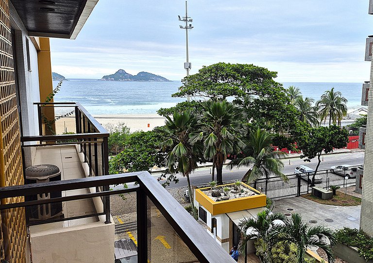 Flat frente mar com serviços