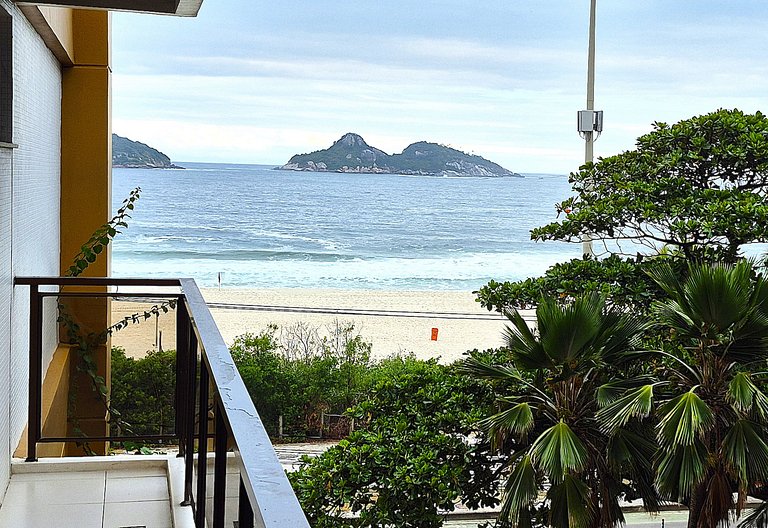 Flat frente mar com serviços