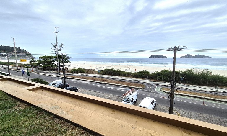 Flat frente mar com serviços
