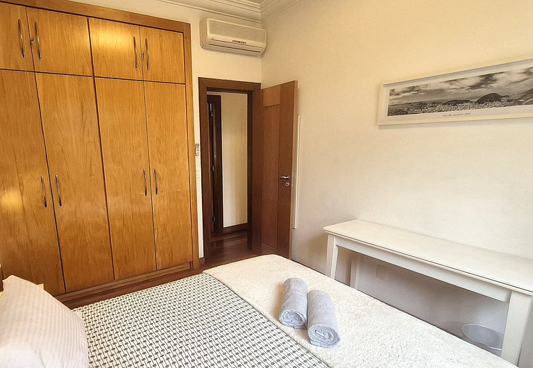 Cozy Ipanema refuge: Private, steps from the Beach