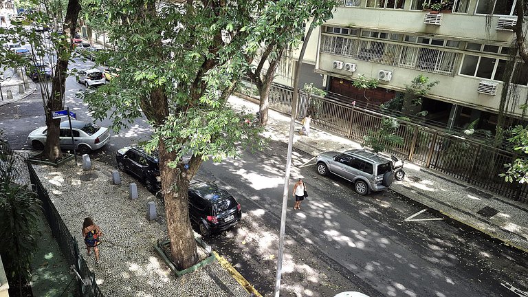 Silence and privacy near the metro