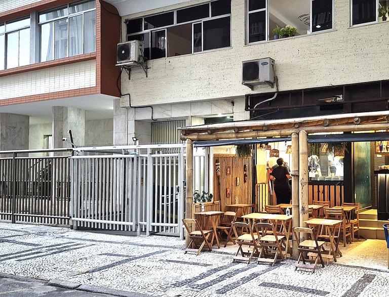 Tranquilo e seguro poucos passos do mar