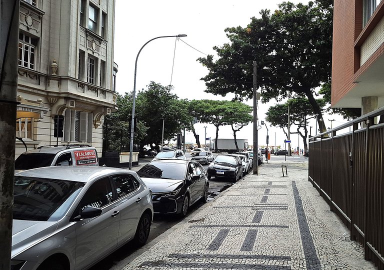 Tranquilo e seguro poucos passos do mar