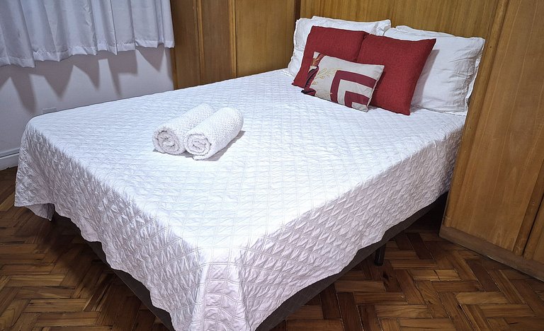 Tranquilo e seguro poucos passos do mar