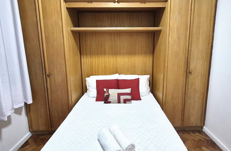 Tranquilo e seguro poucos passos do mar