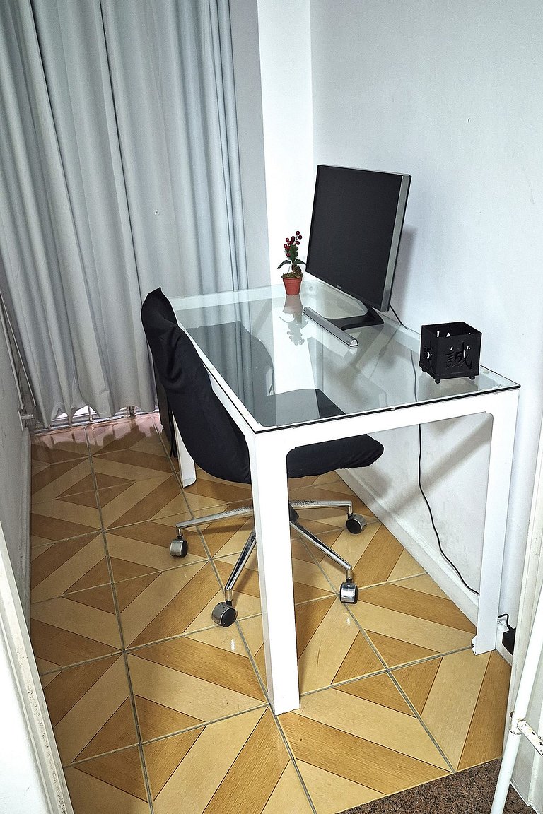 Tranquilo e seguro poucos passos do mar