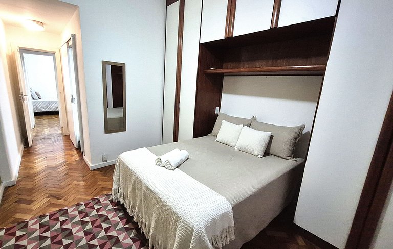 Tranquilo e seguro poucos passos do mar