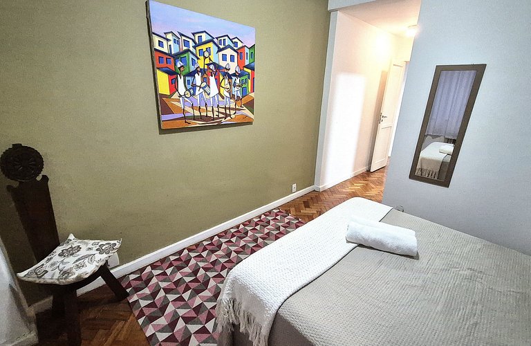 Tranquilo e seguro poucos passos do mar