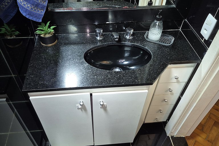 Tranquilo e seguro poucos passos do mar