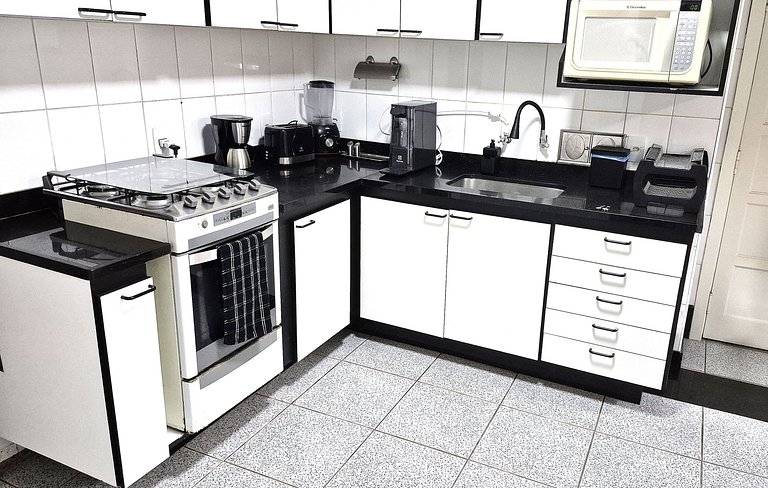 Tranquilo e seguro poucos passos do mar