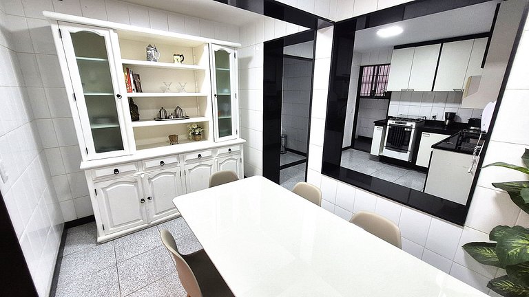 Tranquilo e seguro poucos passos do mar