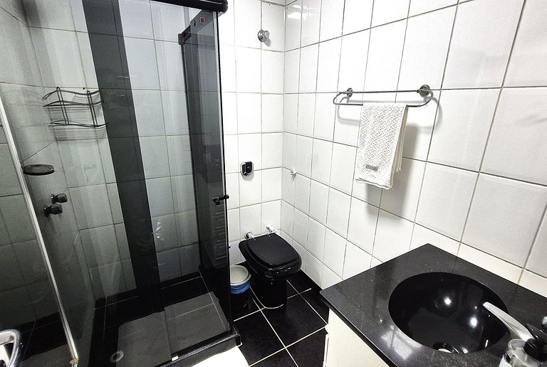 Tranquilo e seguro poucos passos do mar