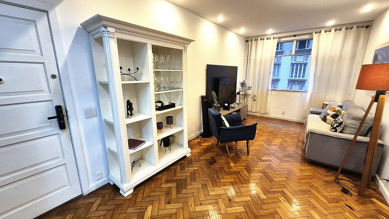 Tranquilo e seguro poucos passos do mar