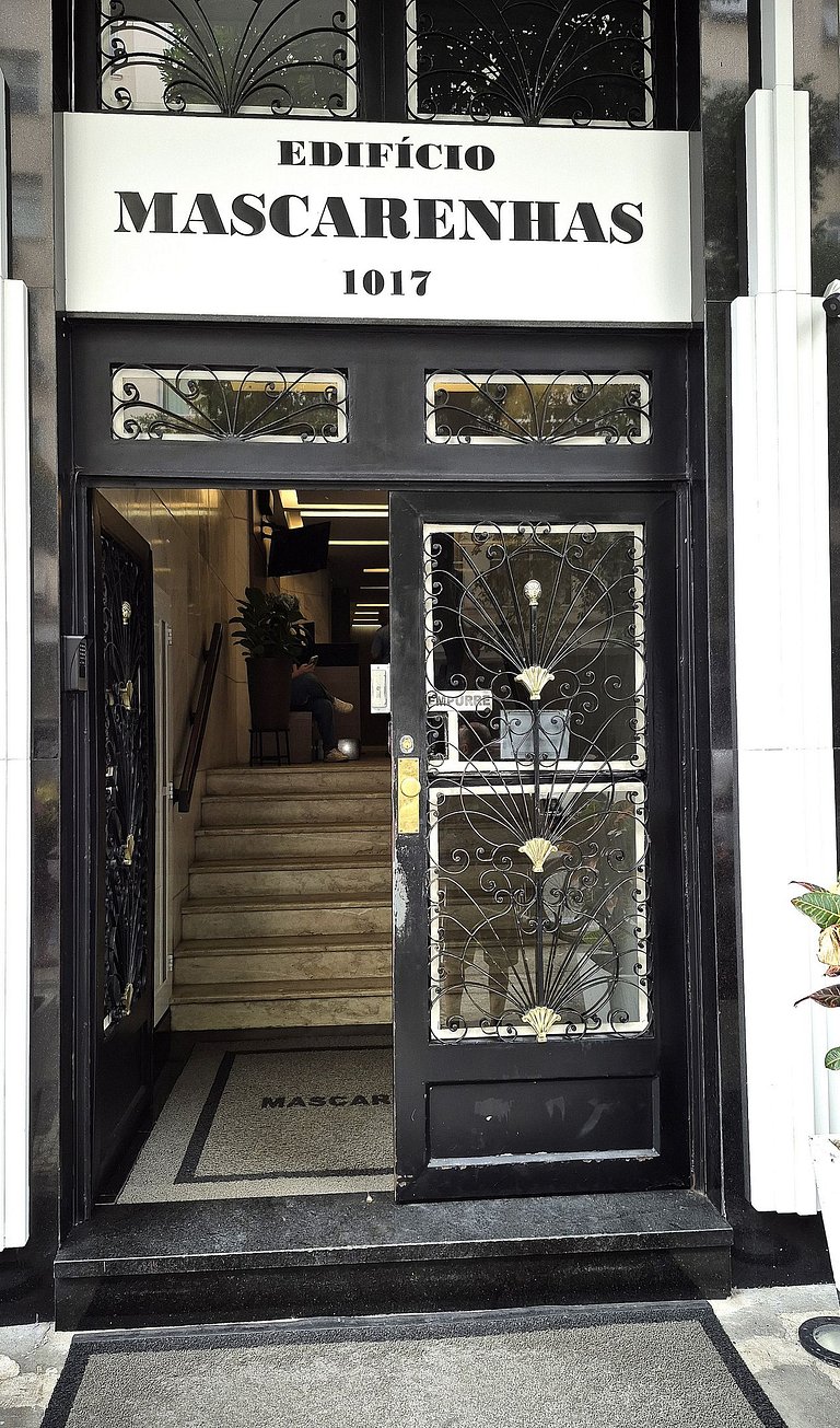 Comfort and privacy 1 block from the beach