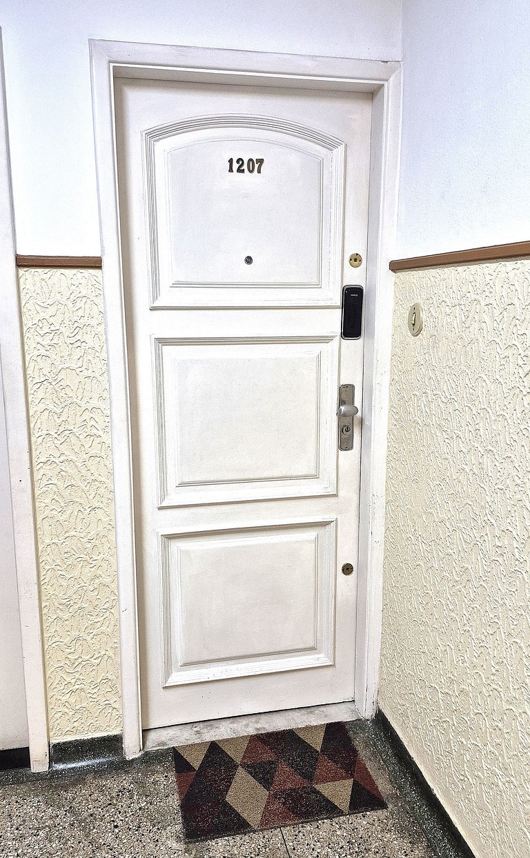 Comfort and privacy 1 block from the beach