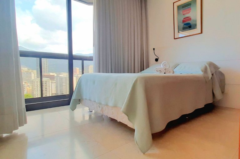 Apto con servicios, vista al mar y al Cristo