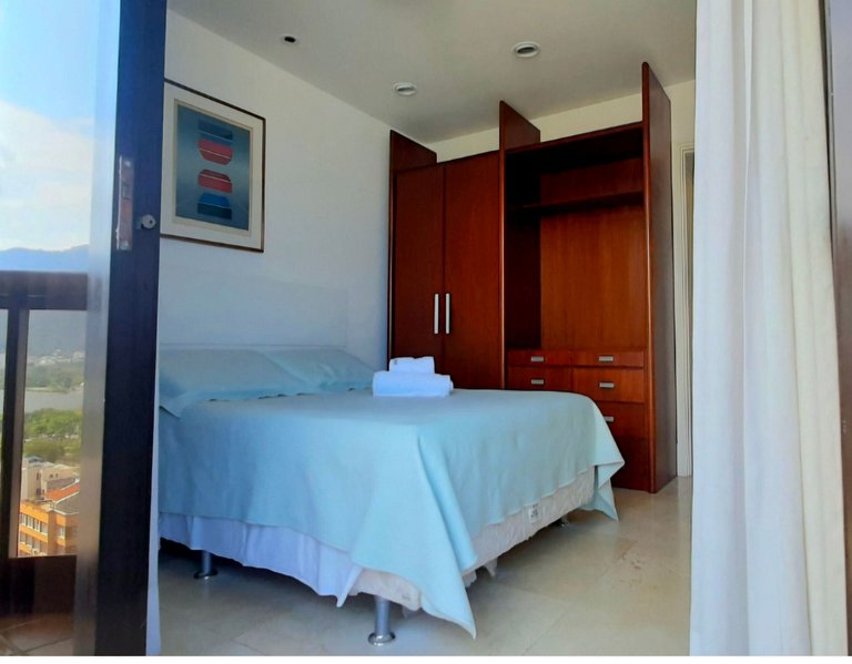 Apto con servicios, vista al mar y al Cristo