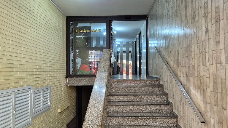 Conforto e segurança poucos passos do mar