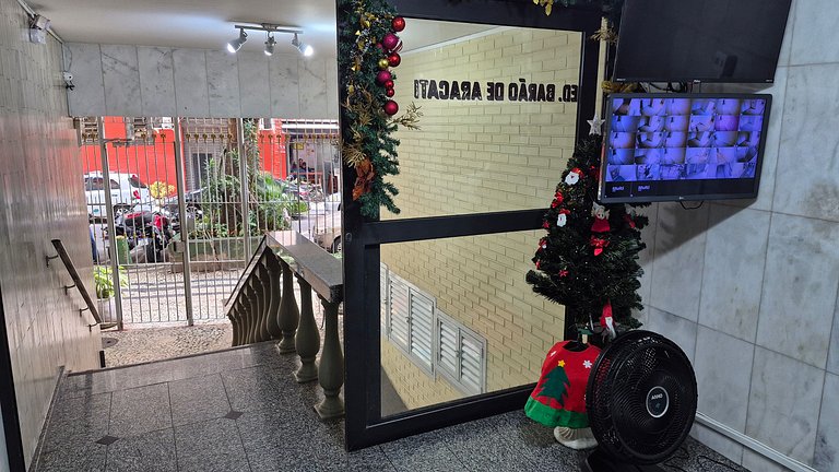 Conforto e segurança poucos passos do mar